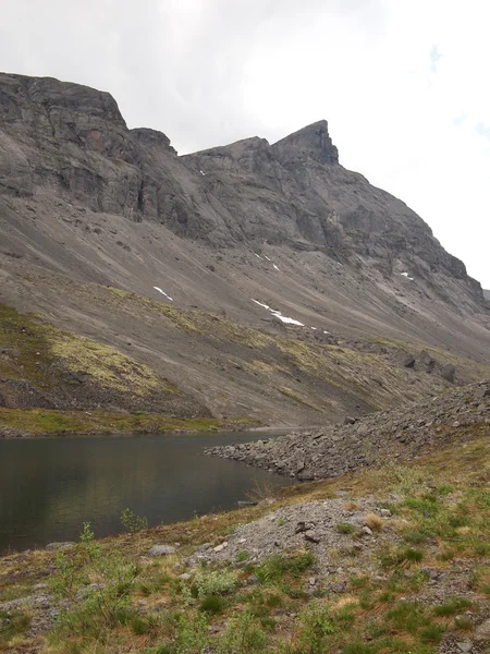 Grande montagne au nord de la Russie — Photo