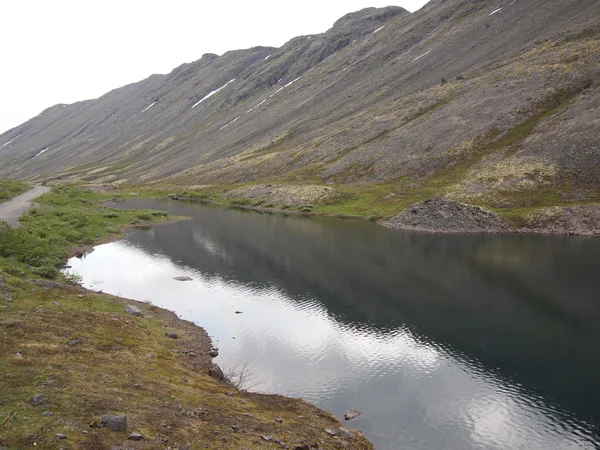 Grande montagne au nord de la Russie — Photo