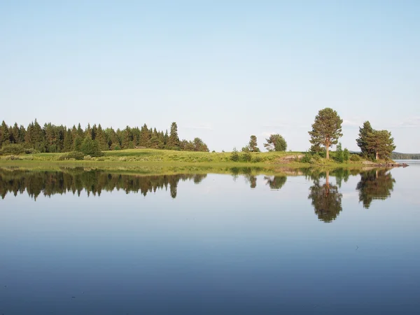 Bellissimo lago nel nord della Carelia, Russia — Foto Stock