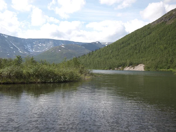 Grande montagne au nord de la Russie — Photo