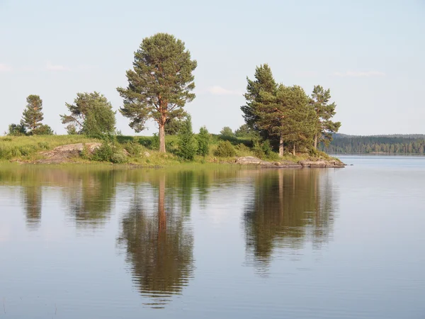 Lindo lago no norte da Carélia, Rússia — Fotografia de Stock