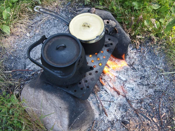 Czajnik i czajnik na ogień w lecie — Zdjęcie stockowe