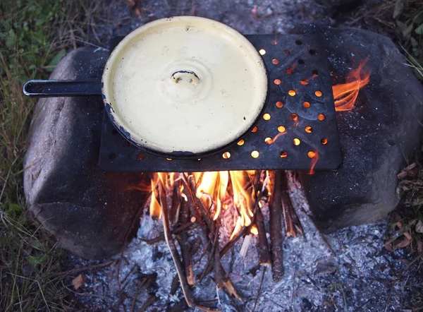 Outdoors cooked stew boiling on the fire — Stock Photo, Image