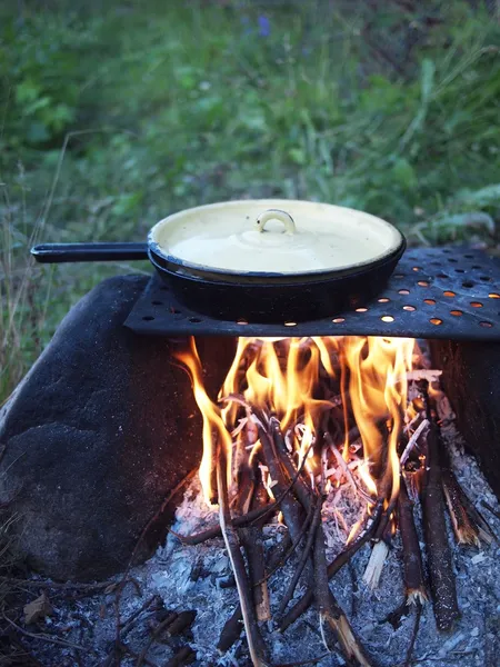 Outdoors cooked stew boiling on the fire — Stock Photo, Image