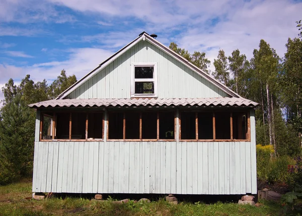 Huis in het dorp in de zomer — Stockfoto