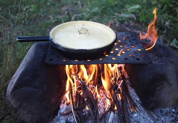 Outdoors cooked stew boiling on the fire — Stock Photo, Image