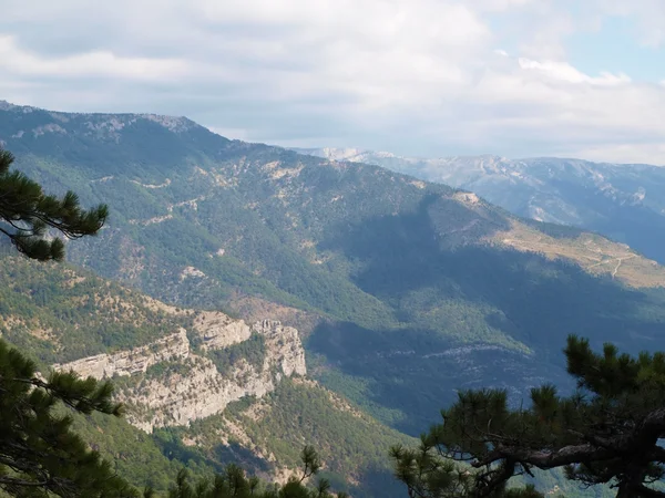 Vista montanha paisagem com árvores e rochas — Fotografia de Stock