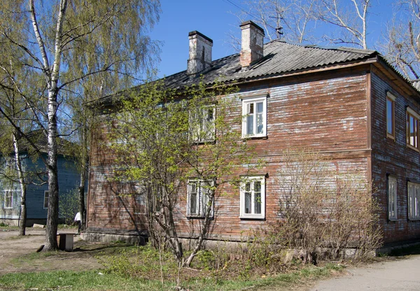 Деревянный дом в городе — стоковое фото