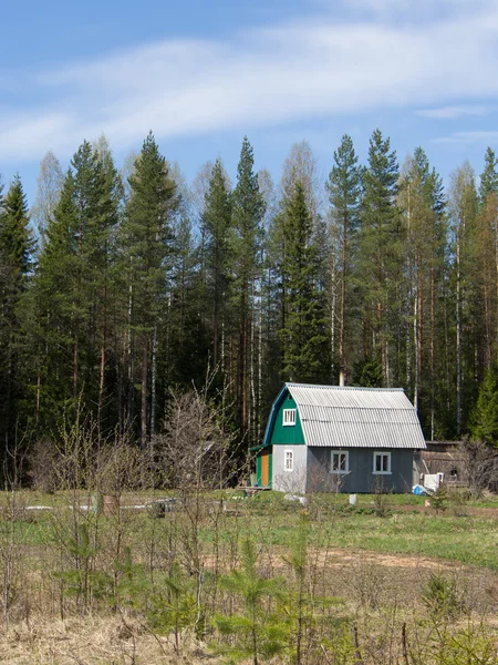 Huis in het dorp in de zomer — Stockfoto