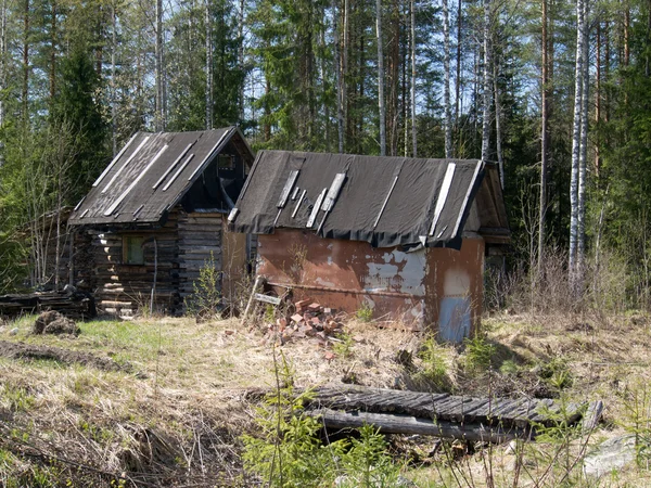 Huis in het dorp in de zomer — Stockfoto