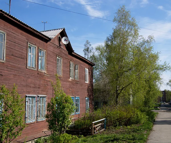 Houten huis in de stad — Stockfoto