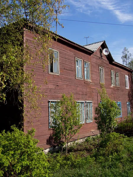 Деревянный дом в городе — стоковое фото