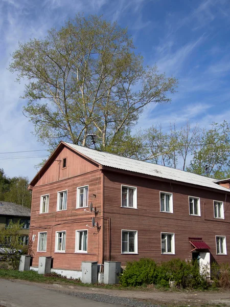 Wooden house in the city — Stock Photo, Image