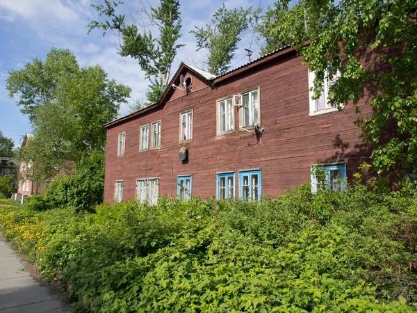 Wooden house in the city — Stock Photo, Image