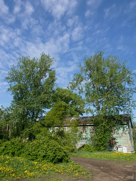 Houten huis in de stad — Stockfoto