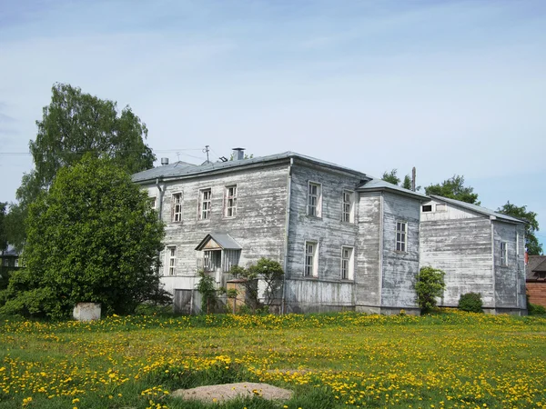 Houten huis in de stad — Stockfoto