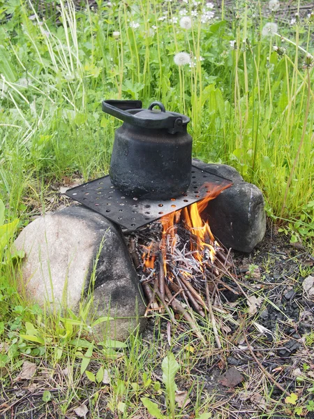 Teekanne und Wasserkocher auf dem Feuer im Sommer — Stockfoto