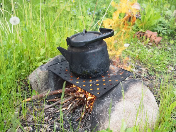 Teekanne und Wasserkocher auf dem Feuer im Sommer — Stockfoto