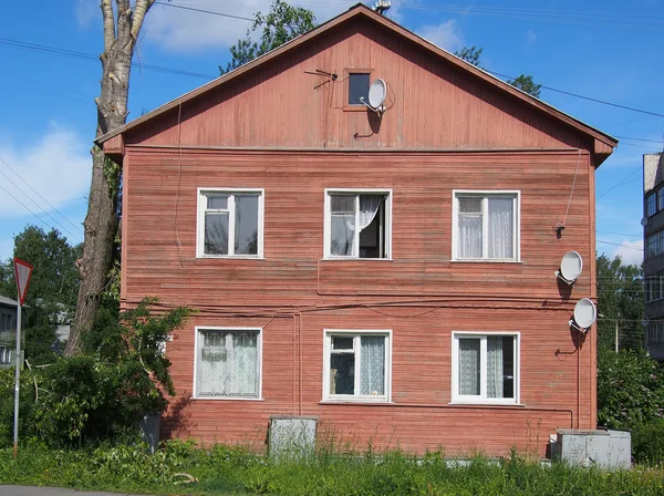 Деревянный дом в городе — стоковое фото