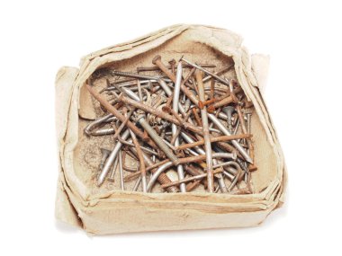 kutu çivi ve araçları beyaz zemin üzerine