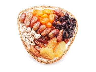 Beyaz arkaplanda kurumuş meyveler