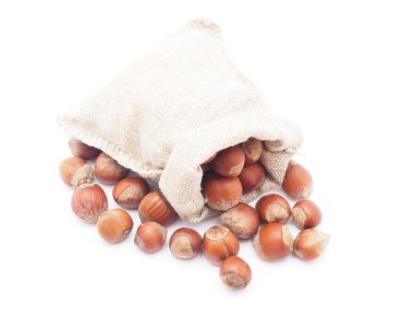 beyaz zemin üzerinde bir çanta içinde fındık