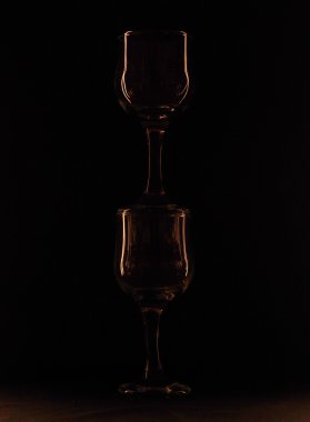 karanlık bir arka plan cam