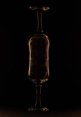 karanlık bir arka plan cam