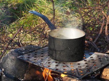 ile ateş üzerinde patates güveç