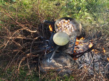 tava ve tencere ateşe