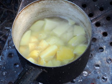 ile ateş üzerinde patates güveç