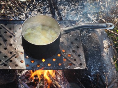 ile ateş üzerinde patates güveç