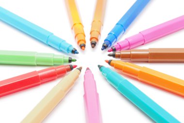 beyaz zemin üzerine Keçeli Kalemler