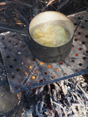 ile ateş üzerinde patates güveç