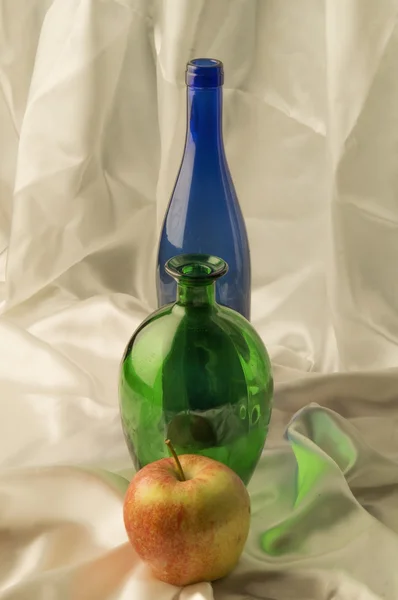 Flasche auf hellem Hintergrund — Stockfoto