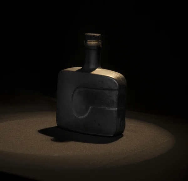 Botella sobre un fondo negro — Foto de Stock