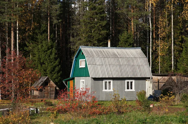 Casa de madera en el pueblo —  Fotos de Stock