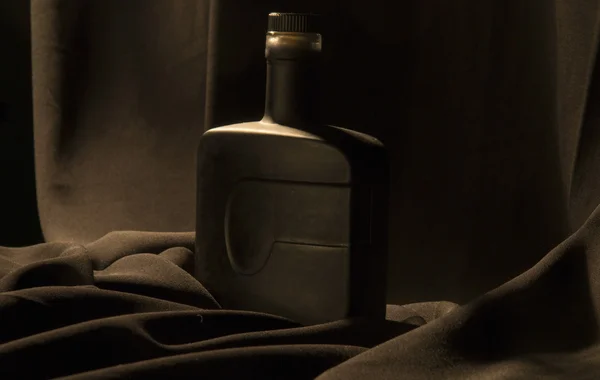 Flaska på en svart bakgrund — Stockfoto