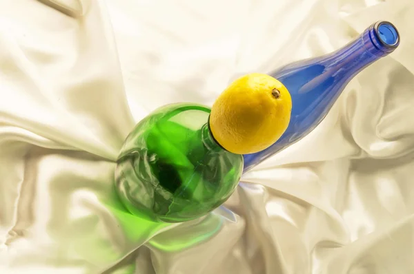 Botella y frutas sobre un fondo claro — Foto de Stock