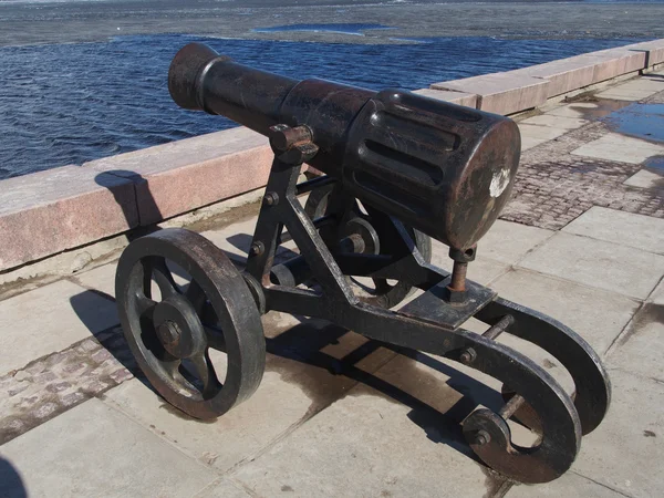 Pistola en muelle de Onega en Petrozavodsk, Rusia — Foto de Stock