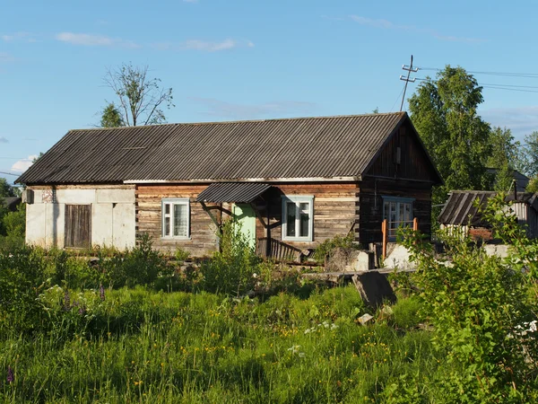 Casa de madeira na aldeia — Fotografia de Stock
