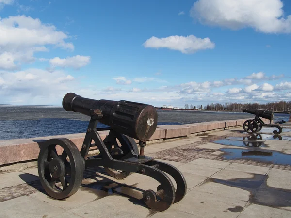 Pistolet na nabrzeżu onega w petrozavodsk, Federacja Rosyjska — Zdjęcie stockowe