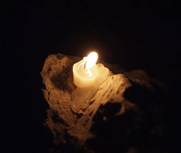 Kerze auf dem Stein — Stockfoto