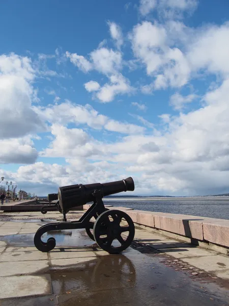 Pistolet na nabrzeżu onega w petrozavodsk, Federacja Rosyjska — Zdjęcie stockowe
