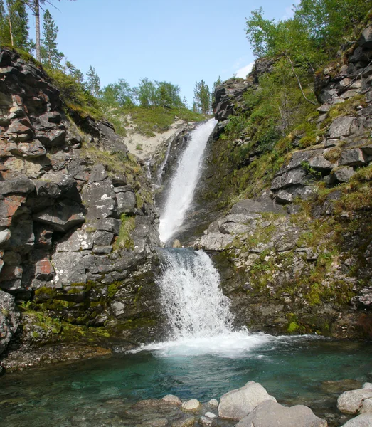 Vodopády v horách. Rusko, hibini — Stock fotografie