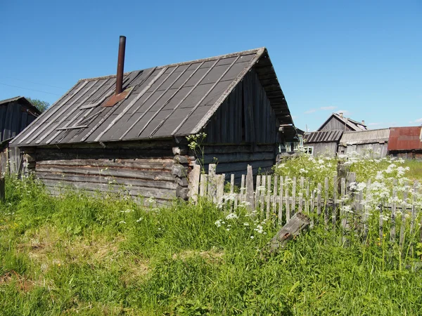 Holzhaus im Dorf — Stockfoto