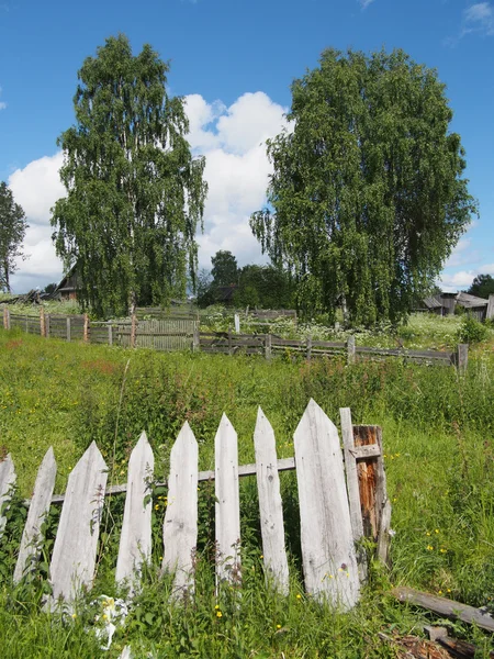 Забор в сельской местности — стоковое фото