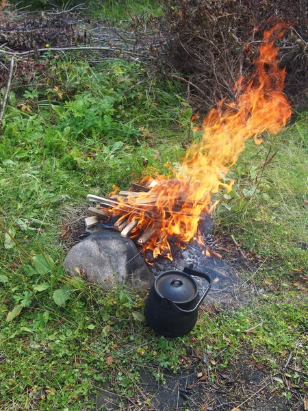 Teekanne und Wasserkocher auf dem Feuer im Sommer — Stockfoto