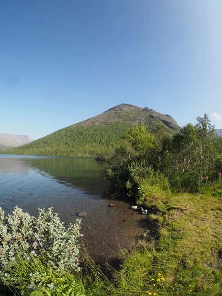 Lago nas montanhas — Fotografia de Stock