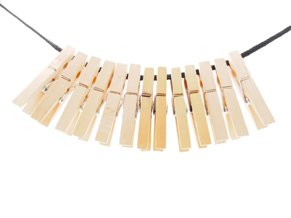 Clothespins ve beyaz zemin üzerine ip — Stok fotoğraf